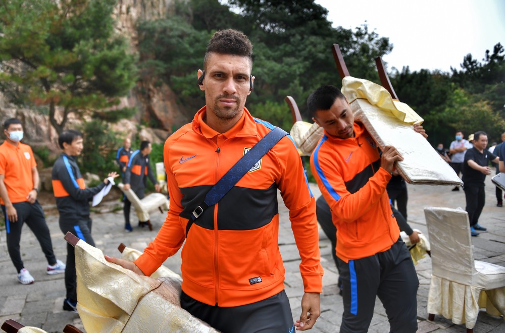 国际比赛日体能课后，孟菲斯灰熊内部沟通备战荷甲，悬念犹存，年轻球员得到机会的简单介绍